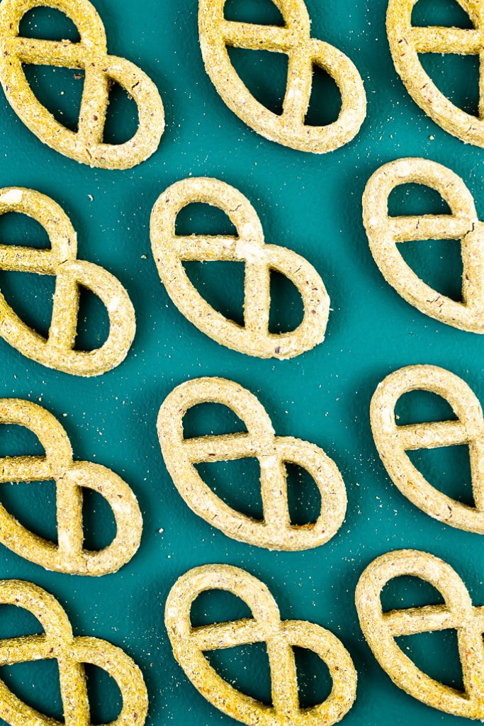 Greens (Spinach & Kale) & Cheddar Pretzels for Dogs