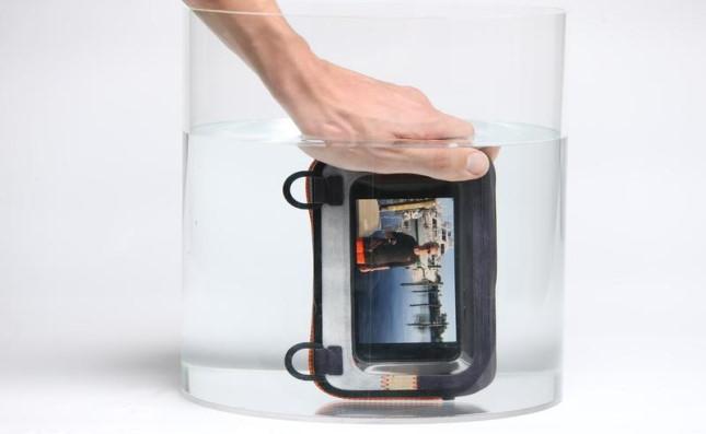 UGO The Waterproof Phone Case that Floats! Perfect for adventures with your Dog. Black